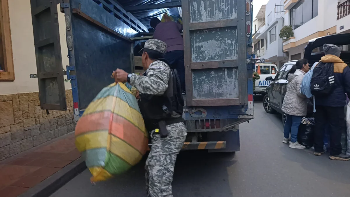 Cerca de cincuenta bultos de prendas de vestir fueron retirados de los establecimientos y trasladados a las bodegas de la Aduana para las investigaciones respectivas.