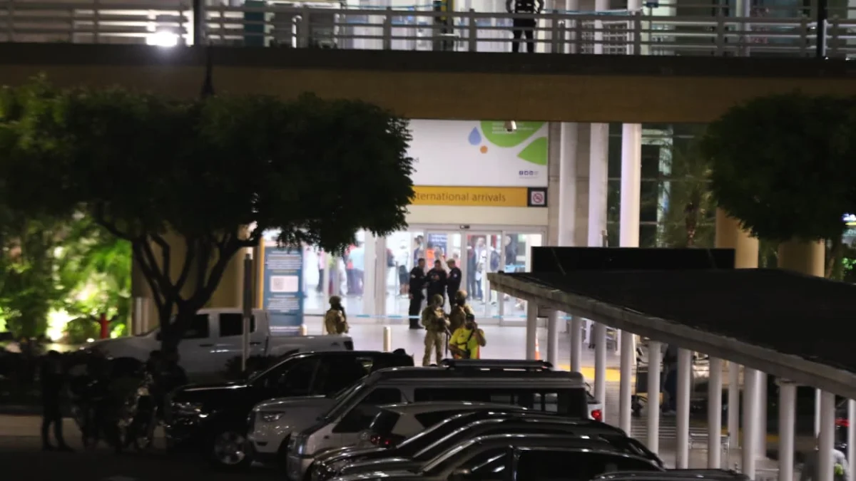 Seis mujeres, familiares de la víctima del ataque armado en el aeropuerto de Guayaquil, permanecían en la zona de arribos mientras la Policía recababa información del caso.