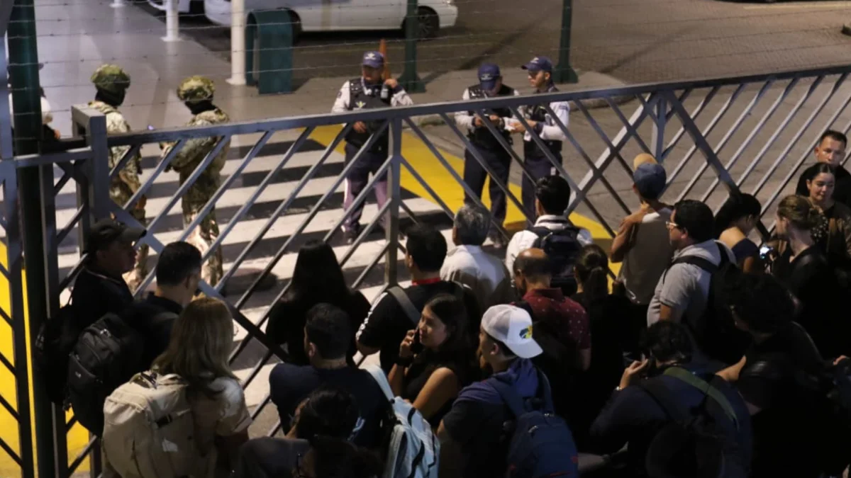 Pasajeros consultan información de vuelos dentro de la terminal, que continúa operativa pese a la emergencia registrada en el exterior.
