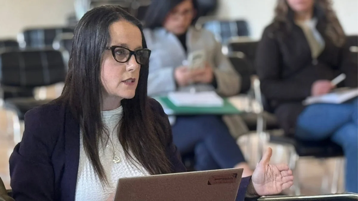 Imagen de Diana González en un encuentro previo, mientras ahora revela propuestas para la Alcaldía de Cuenca tras la suspensión de Cristian Zamora.