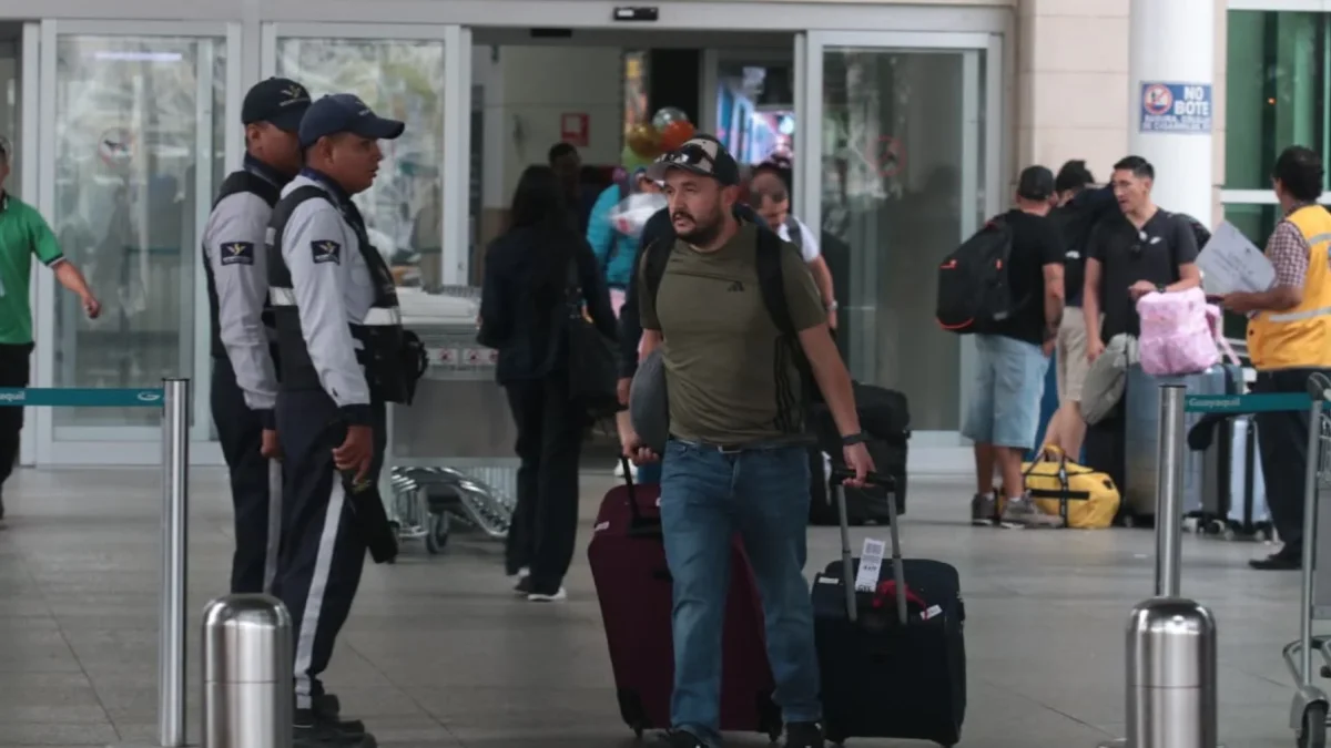 Menores ingresan con armas ocultas en peluche al aeropuerto de Guayaquil y atacan a objetivo criminal en zona pública concurrida