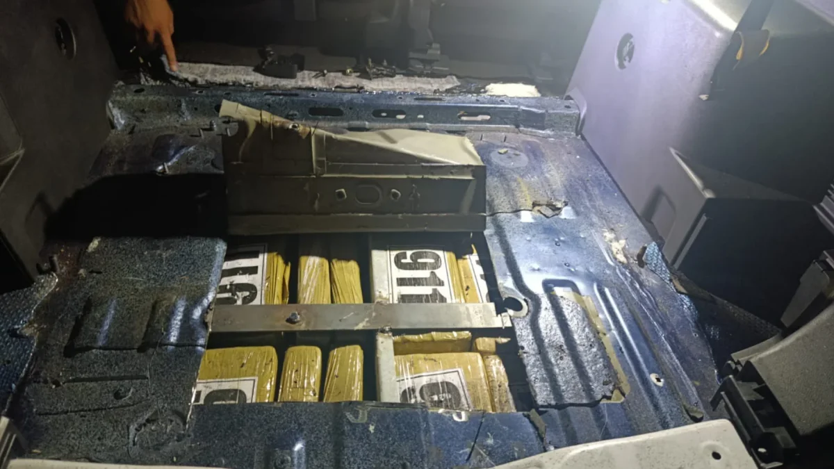 Los paquetes estaba oculta en compartimentos de dos vehículos y dos personas fueron detenidas.