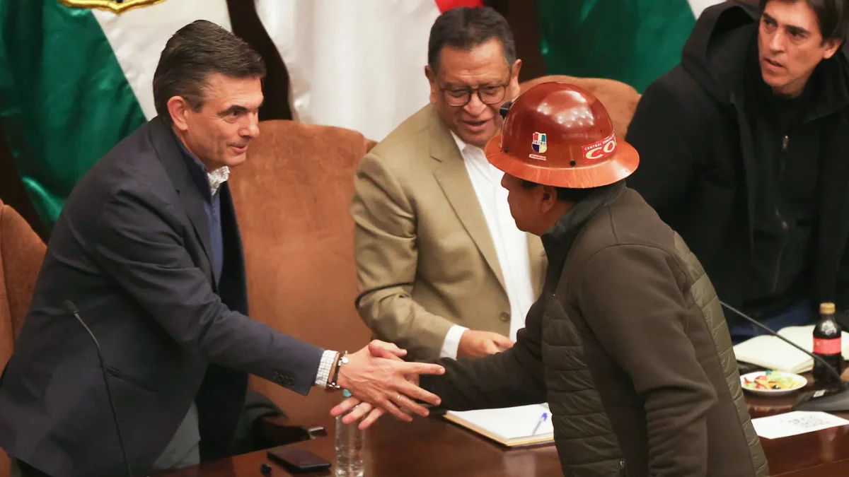 El presidente de Bolivia, Rodrigo Paz, estrecha la mano del dirigente de la Central Obrera Boliviana (COB), Mario Argollo,en el Banco Central en La Paz (Bolivia).