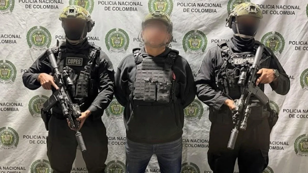 Alias Javi, presentado por la Policía Nacional de Colombia, tras su captura en Bogotá cerca de la embajada de EE. UU.