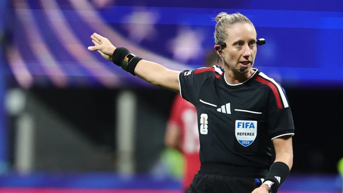 La árbitra Tori Penso hace indicaciones durante el partido de la fase de grupos de la Copa Mundial de la FIFA 2026 entre República Checa y Sudáfrica.