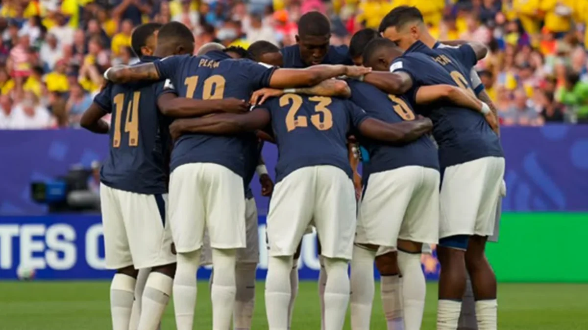 Jugadores de la Selección de Ecuador previo a un partido del Mundial.