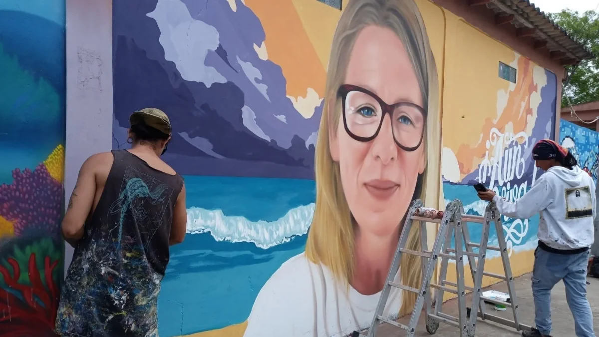 Tres artistas pintaron un mural en homenaje a la activista anticorrupción, Monika Silva, quien fue hallada sin vida en Santa Elena.