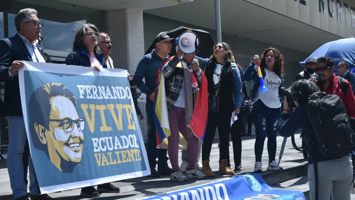 Imagen de archivo de una manifestación en memoria de Fernando Villavicencio, mientras la justicia suspende el fallo sobre prisión preventiva de Serrano y Jordán.