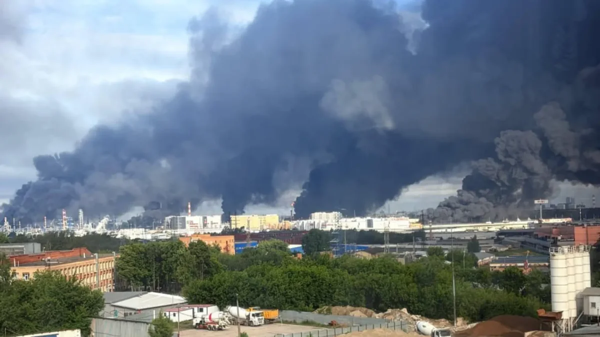 La refinería de Kapotnia, al sureste de la capital rusa, se incendió en las últimas horas debido a un ataque masivo de drones ucranianos contra Moscú.