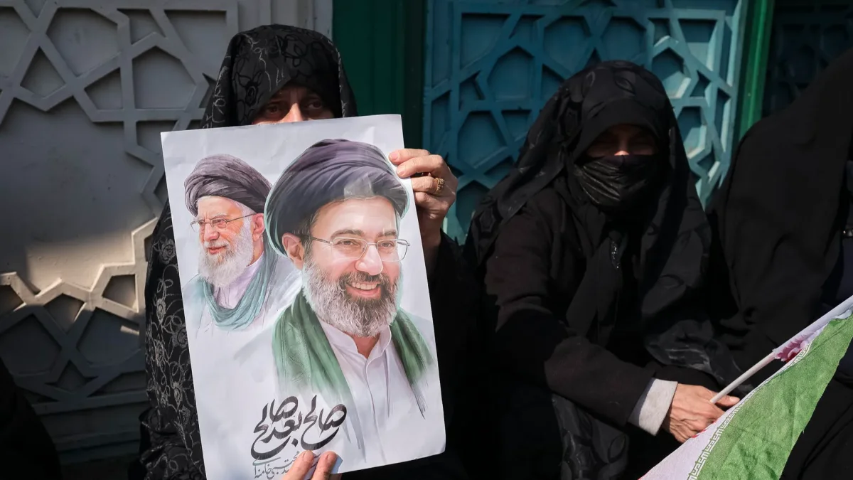 Un mujer porta una pancarta con la imagen del nuevo líder supremo de Irán, Mojtaba Jameneí, en la plaza Enghelab de Teherán.