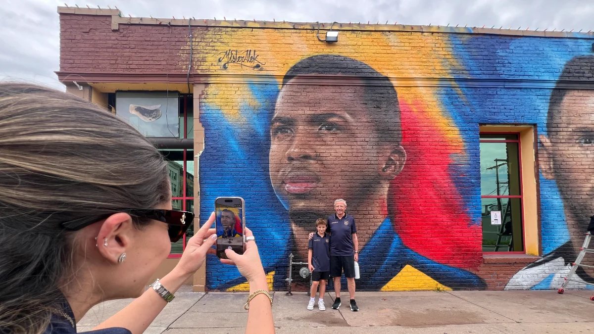 El mural de Willian Pacho se ha convertido en uno de los puntos de encuentro de los hinchas ecuatorianos en Kansas City antes del partido de la Tricolor frente a Curazao.