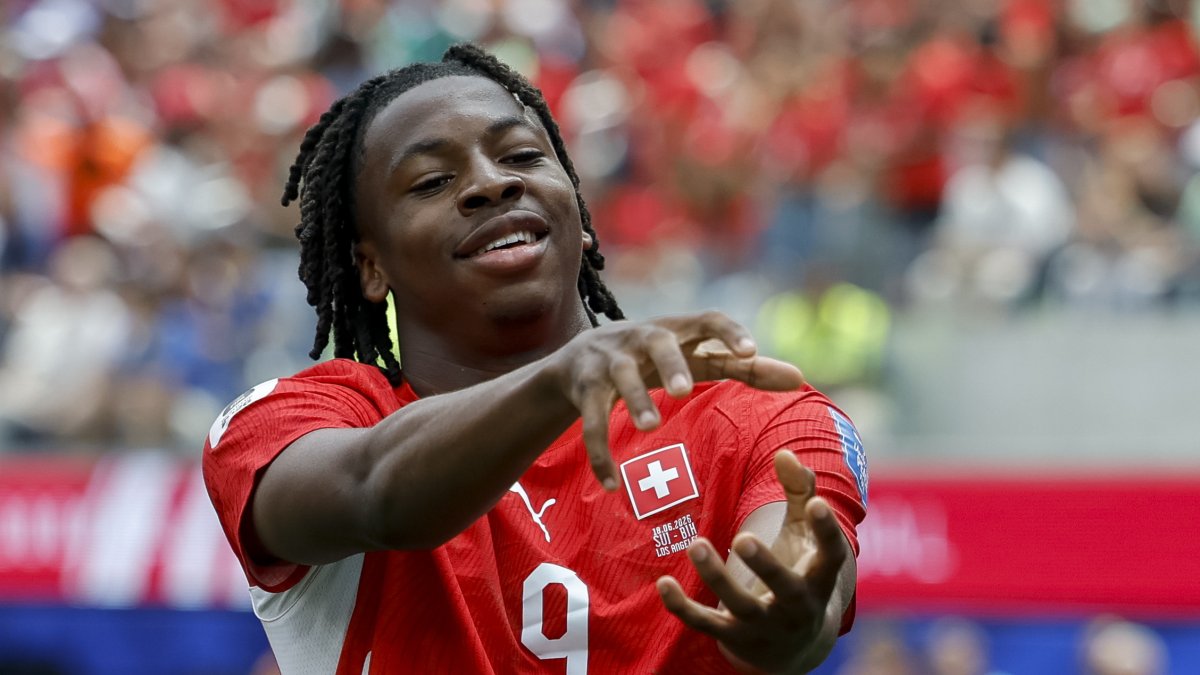 El suizo Johan Manzambi y uno de los goles ante Bosnia y Herzegovina.