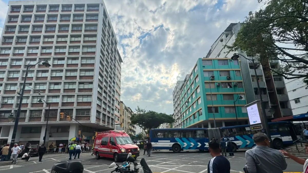 El accidente sucedió en la intersección de las calles Pedro Carbo y Colón, centro de Guayaquil.