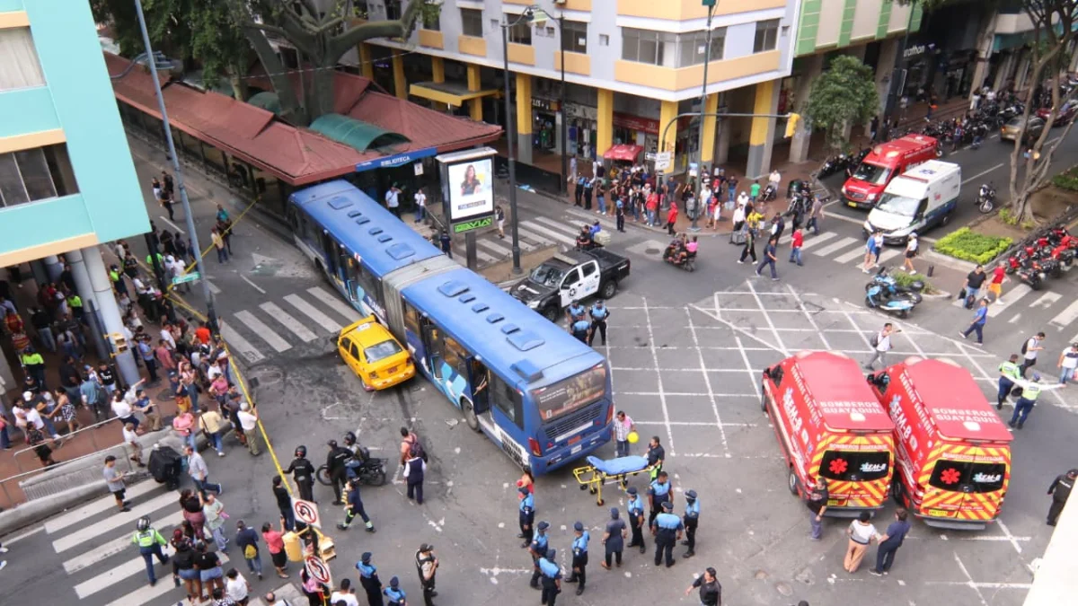 Los vehículos quedaron visiblemente afectados.