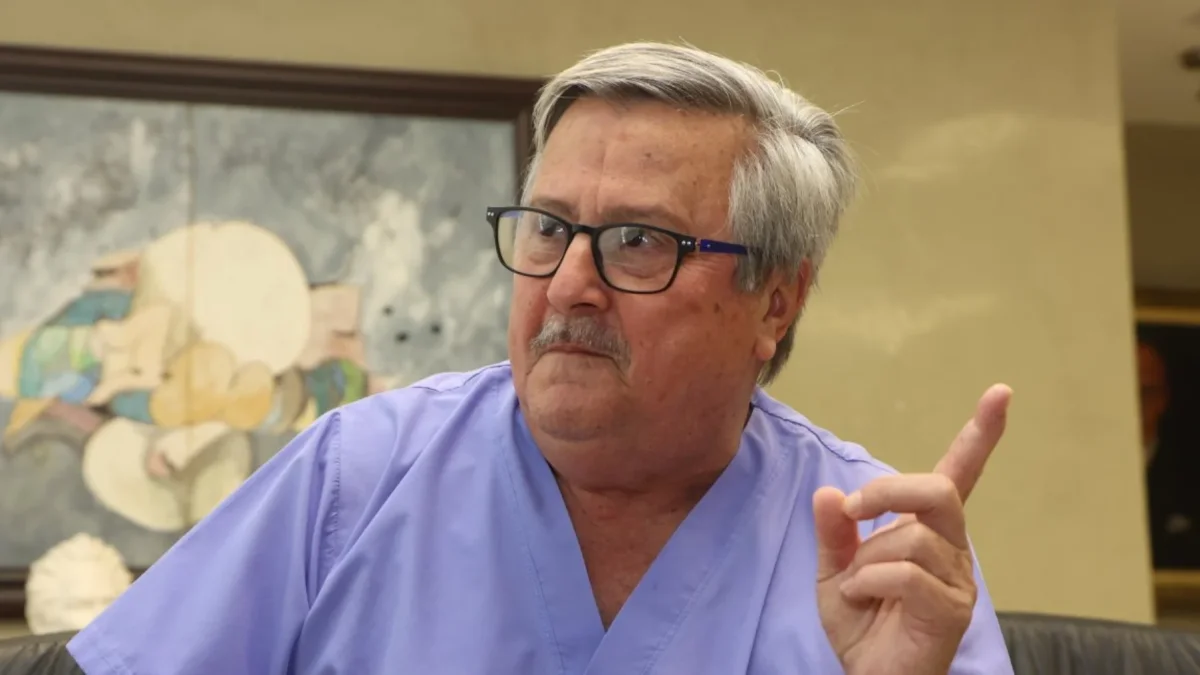 El médico Roberto Gilbert fue posesionado como consejero principal del CPCCS en octubre 2025, renunció el 18 de junio del 2026.