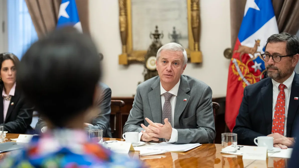 El mandatario José Antonio Kast (c) hablando con distintas autoridades este jueves, en el Palacio de La Moneda, en Santiago (Chile).