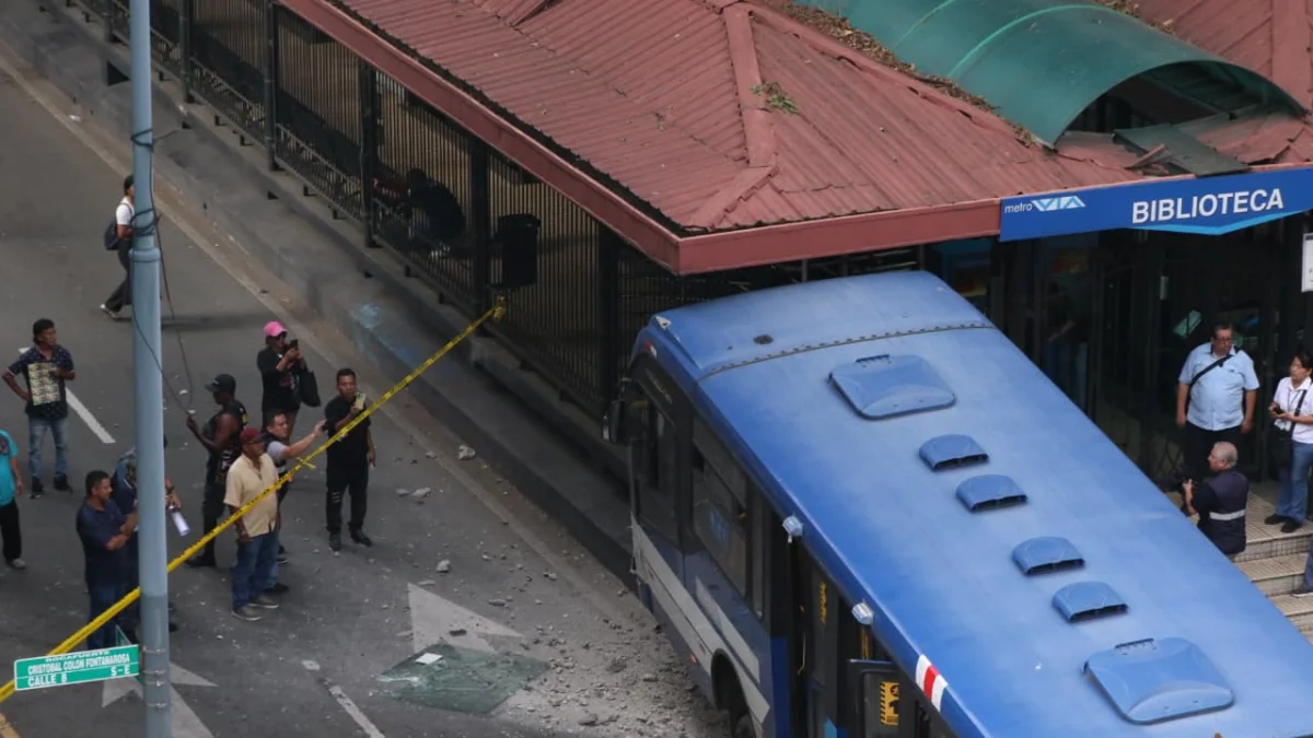 El bus impactó contra la parada de la Biblioteca Municipal.