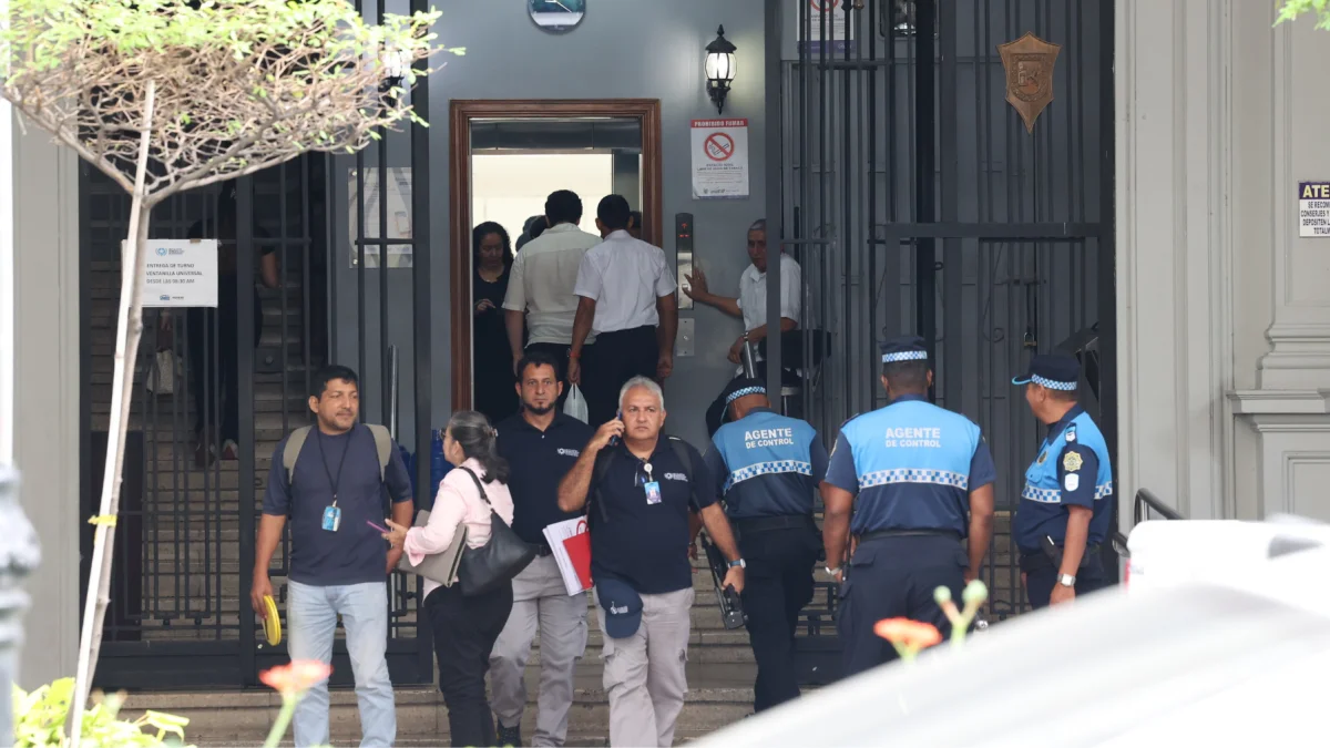 Funcionarios municipales un día particular. En Guayaquil, la agenda juliana está en riesgo por suspensión de procesos en el Sercop.