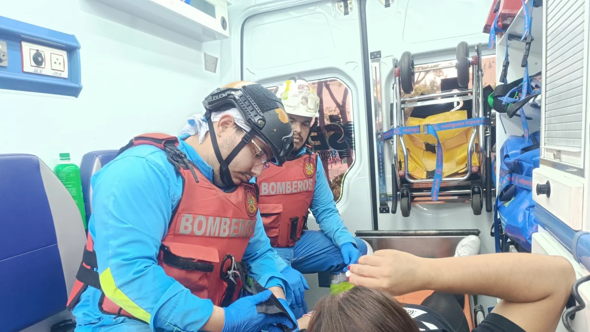 Bomberos atendieron a los afectados de la emergencia.