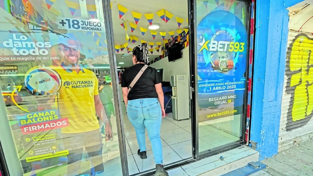 Un punto de venta de pronósticos deportivos y juegos en línea, en Quito. Los locales físicos conviven con las apps, que ya concentran la mayoría de las apuestas.