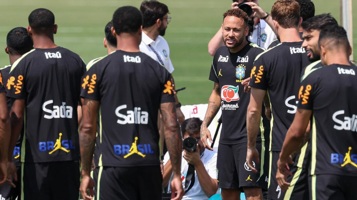 Mundial 2026: Brasil se entrena para medir a Haití, con Neymar (c) a la espera de debutar en la Copa.