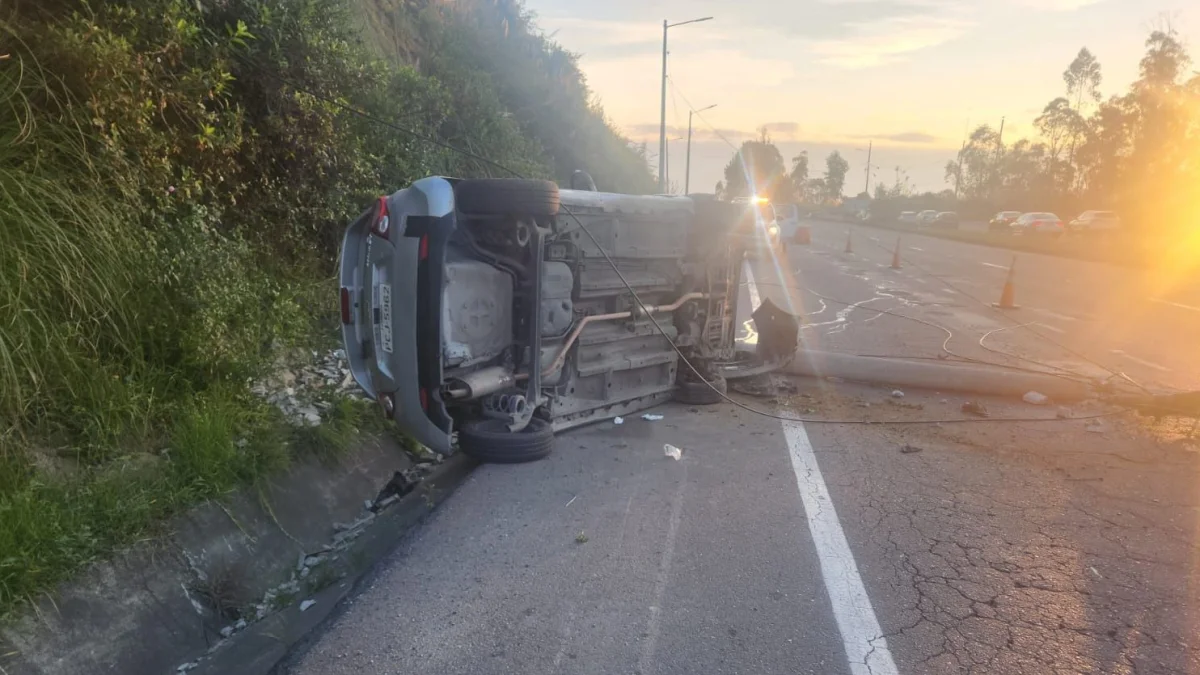 La emergencia ocurrió en el sector de Santa Rosa, sobre la avenida Simón Bolívar, en Quito.