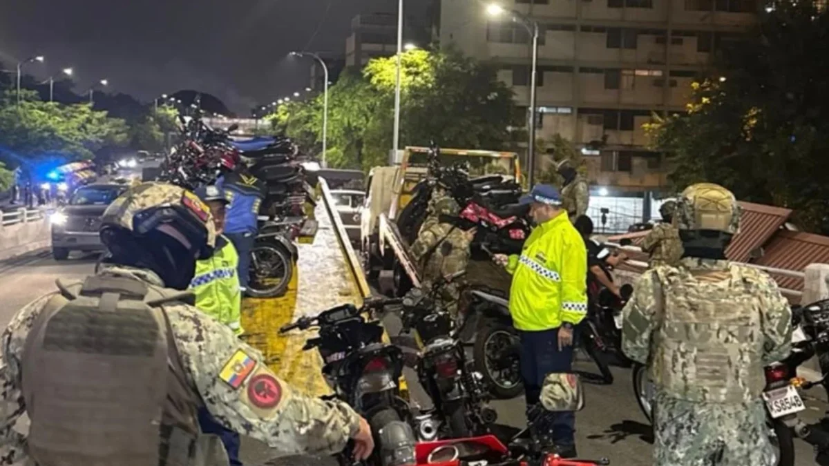 FF.AA. retuvieron 95 motocicletas el 19 junio en Guayaquil por incumplir normas durante rodada nocturna.