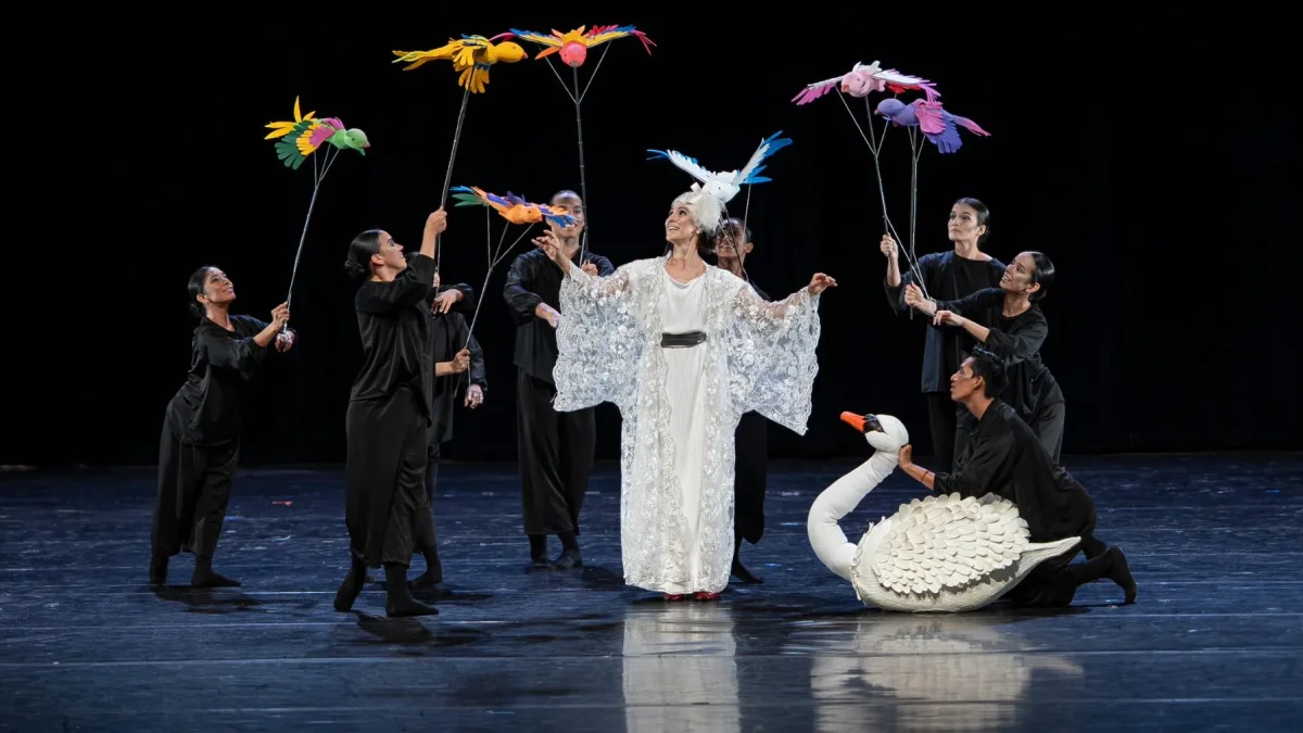Más de 20 bailarines se presentan en la obra La Pavlova