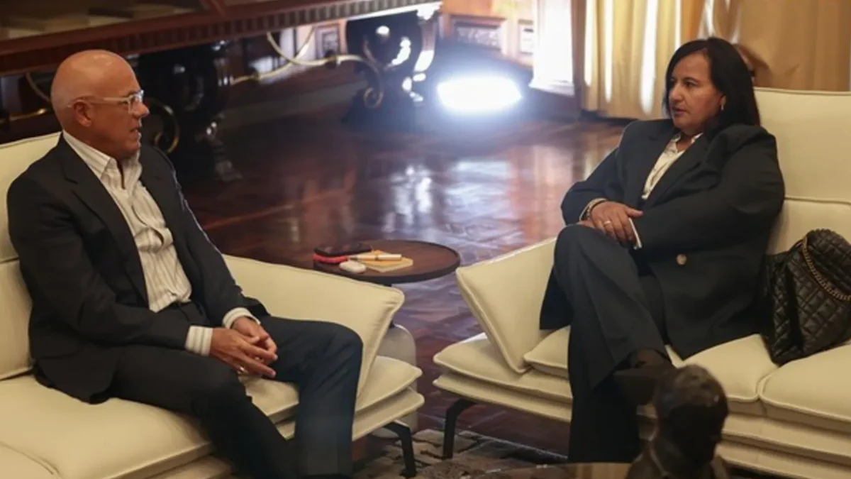 El presidente de la Asamblea Nacional, Jorge Rodríguez (i), habla con la exdiputada Dinorah Figuera durante una reunión este jueves, en Caracas (Venezuela).