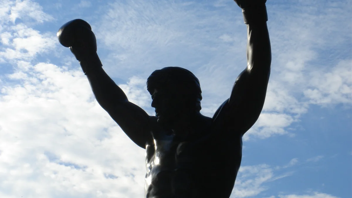La estatua de Rocky Balboa en Filadelfia, intervenida por hinchas brasileños con una camiseta argentina durante el Mundial.