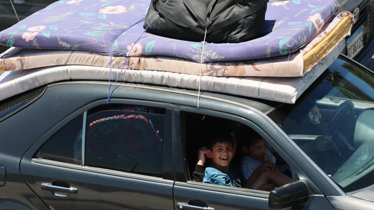 Libaneses con sus pertenencias huyen por la carretera de Sidón hacia Beirut tras los bombardeos israelíes que afectaron a pueblos del sur del Líbano, el 19 de junio de 2026.