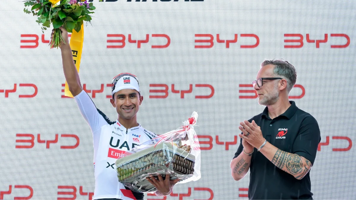 El ecuatoriano Jhonatan Narvaez en el podio después de ganar la tercera etapa de la Vuelta a Suiza.