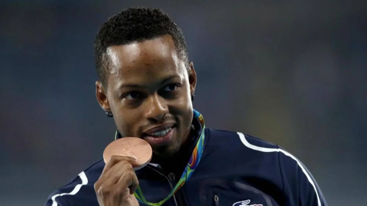 Dimitri Bascou mostrando orgulloso su medalla olímpica obtenida en los Juegos Olímpicos de Río de Janeiro 2016.
