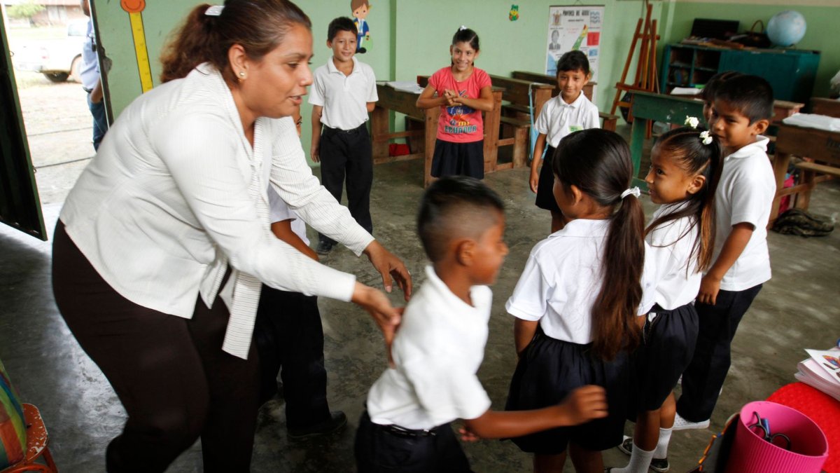 A los docentes en Ecuador se les exigiría ser, además de profesores, psicólogos y policías.