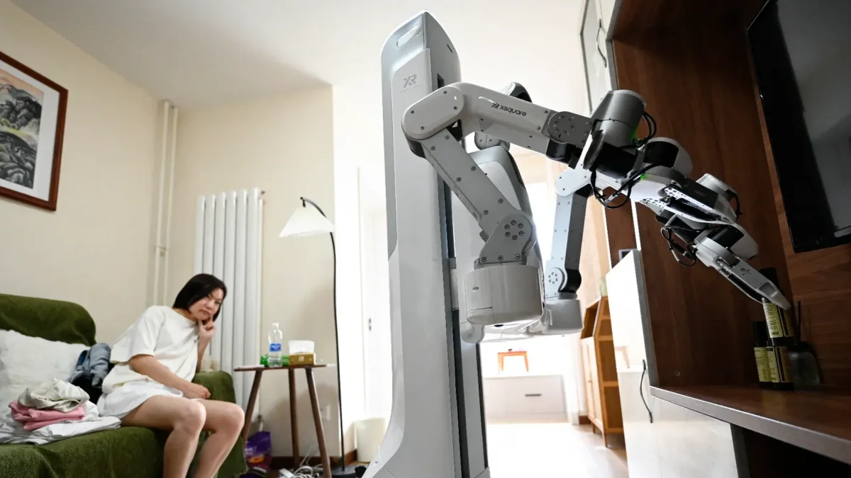 Esta fotografía, tomada el 21 de mayo de 2026, muestra un robot X Square organizando objetos en un estante en la casa de un cliente en Pekín.