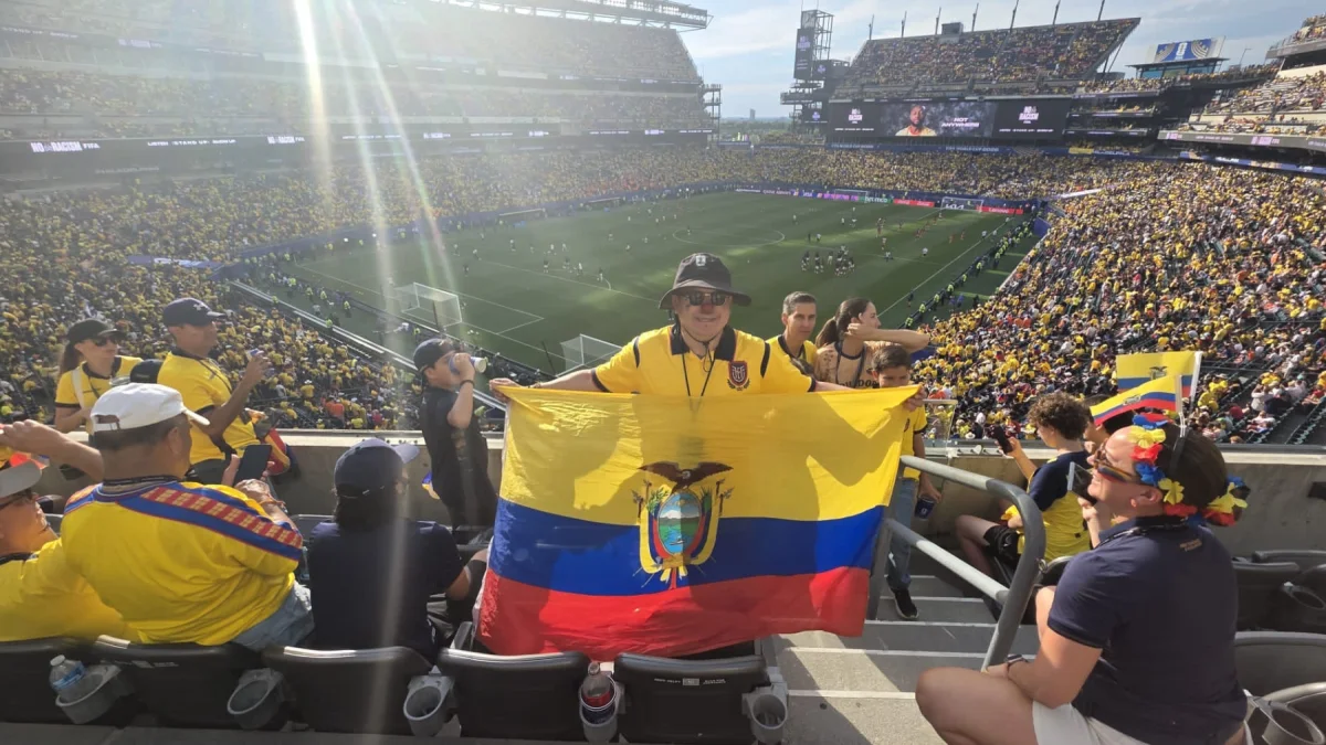 Fernando Pavón ondea la bandera de Ecuador en el estadio durante el Mundial.