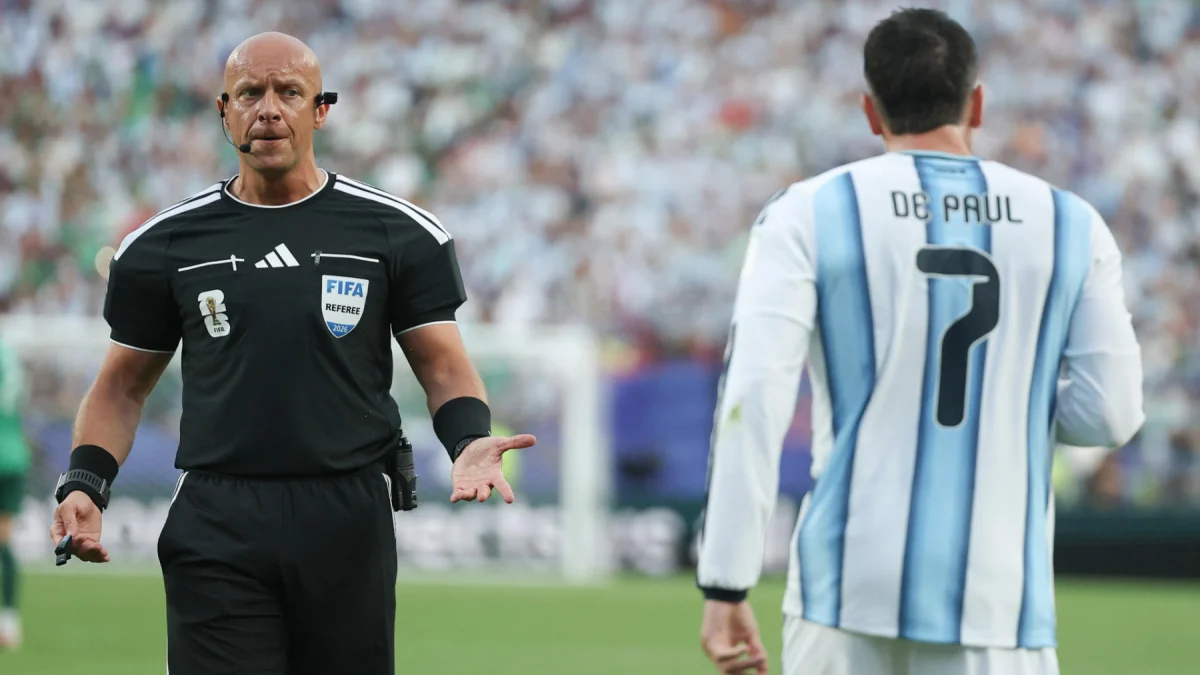 El árbitro polaco Szymon Marciniak pitó el Argentina - Argelia.