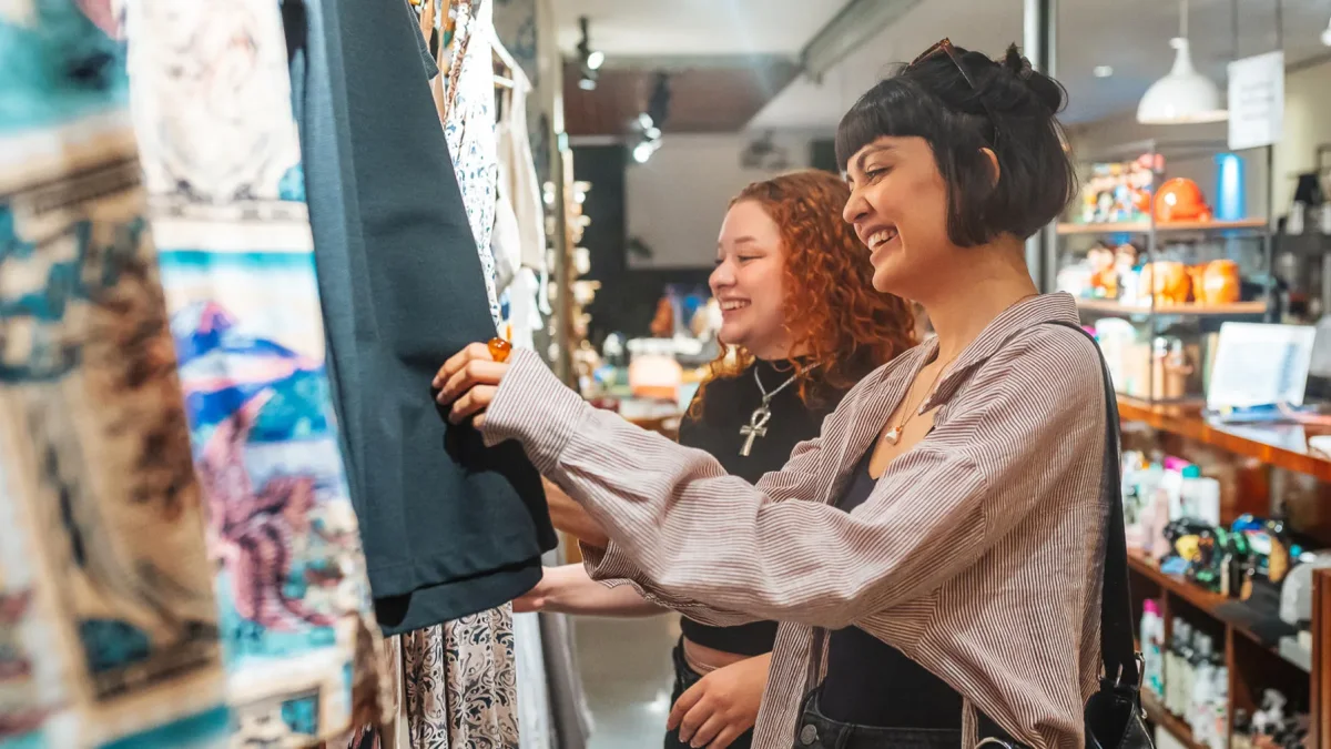 Mujeres haciendo compras en Medellín (Colombia).