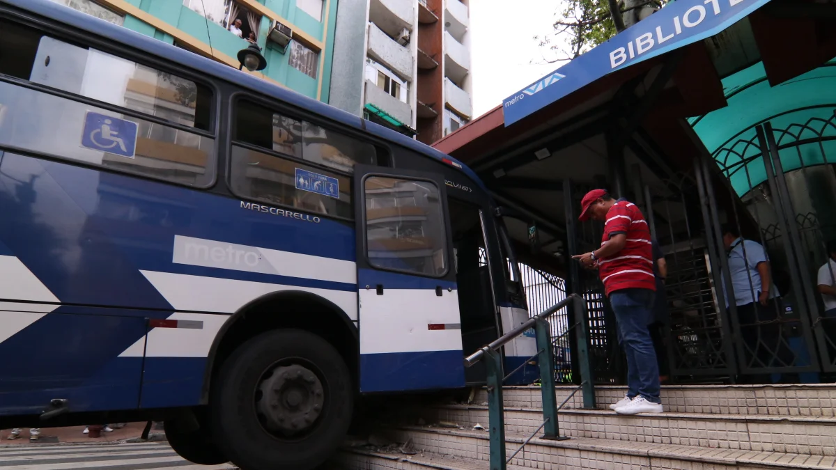La parada de la Biblioteca Municipal resultó afectada tras el impacto del articulado de la Metrovía.