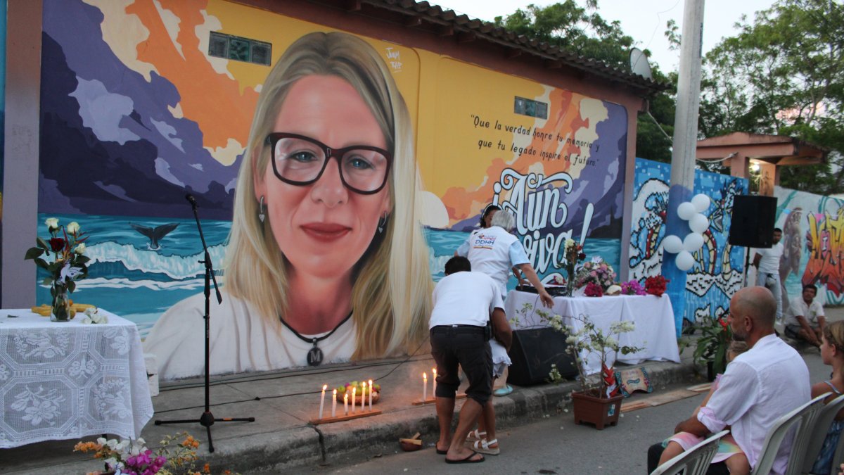 Junto al mural de Monika Silva los pobladores colocaron vela en su memoria