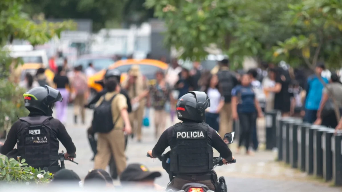 En los exteriores de colegios de Guayaquil se ha intentado reforzar la seguridad. Grupos delictivos ahora buscan reclutar a través de redes sociales.