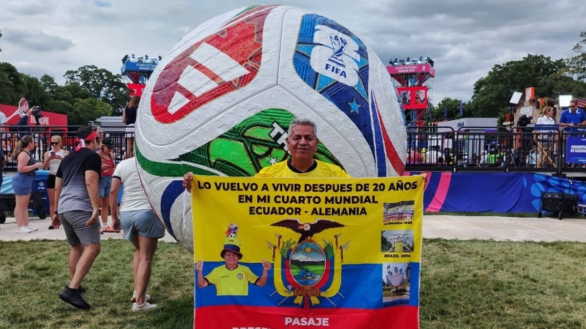 Ecuador Echeverría posa orgulloso con la bandera tricolor en Kansas City, donde vive su cuarto Mundial siguiendo a la selección ecuatoriana.