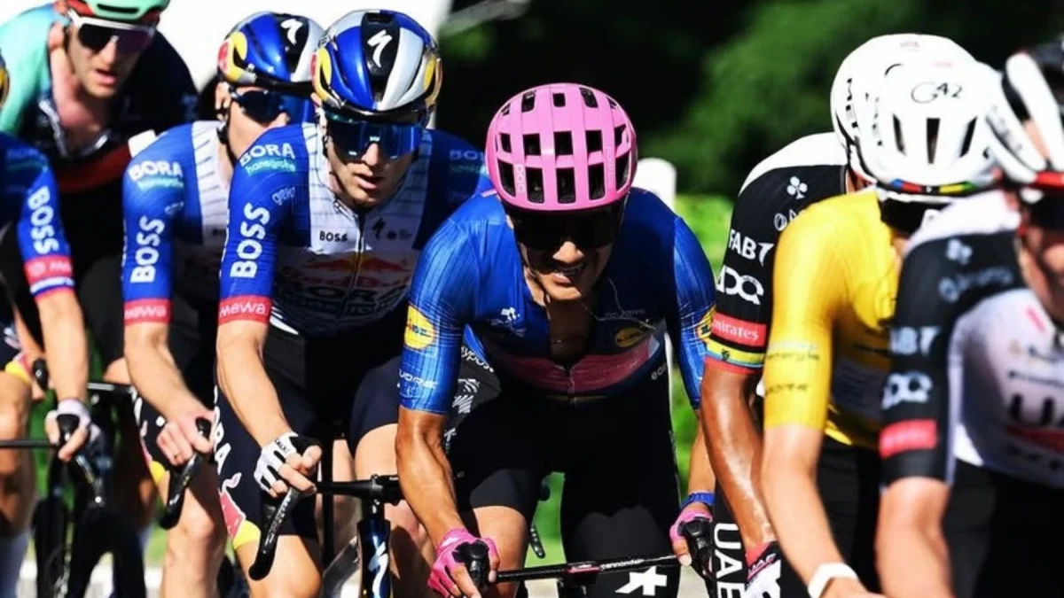 Richard Carapaz (c), en la Vuelta a Suiza 2026, en una imagen compartida por su equipo, el EF Education-EasyPost.