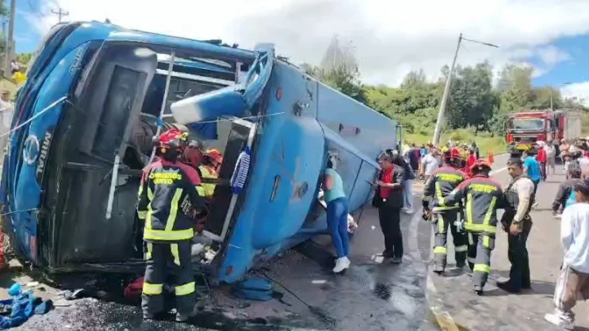 Un bus de transporte urbano se volcó en la calle Leónidas Dubles y E8B, en el sur de Quito.