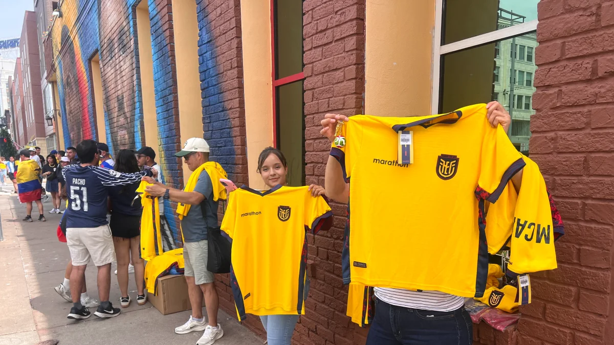 Camisetas de la selección ecuatoriana se venden en las calles de Kansas City en la previa del partido entre Ecuador y Curazao por el Mundial 2026.