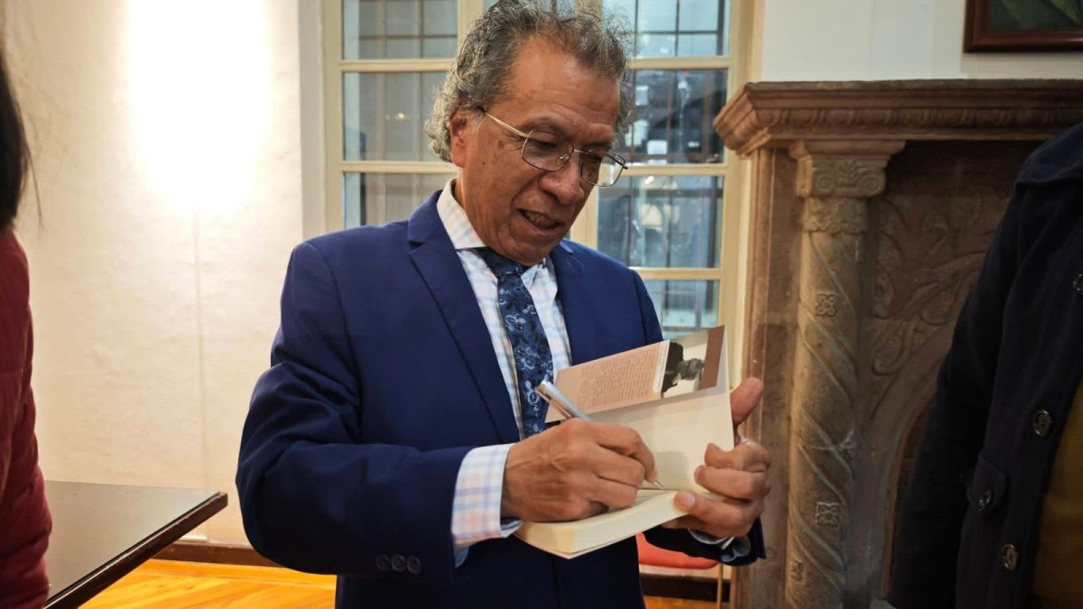 El poemario, publicado por el sello El Ángel Editor, se lanzó recientemente en la capital.