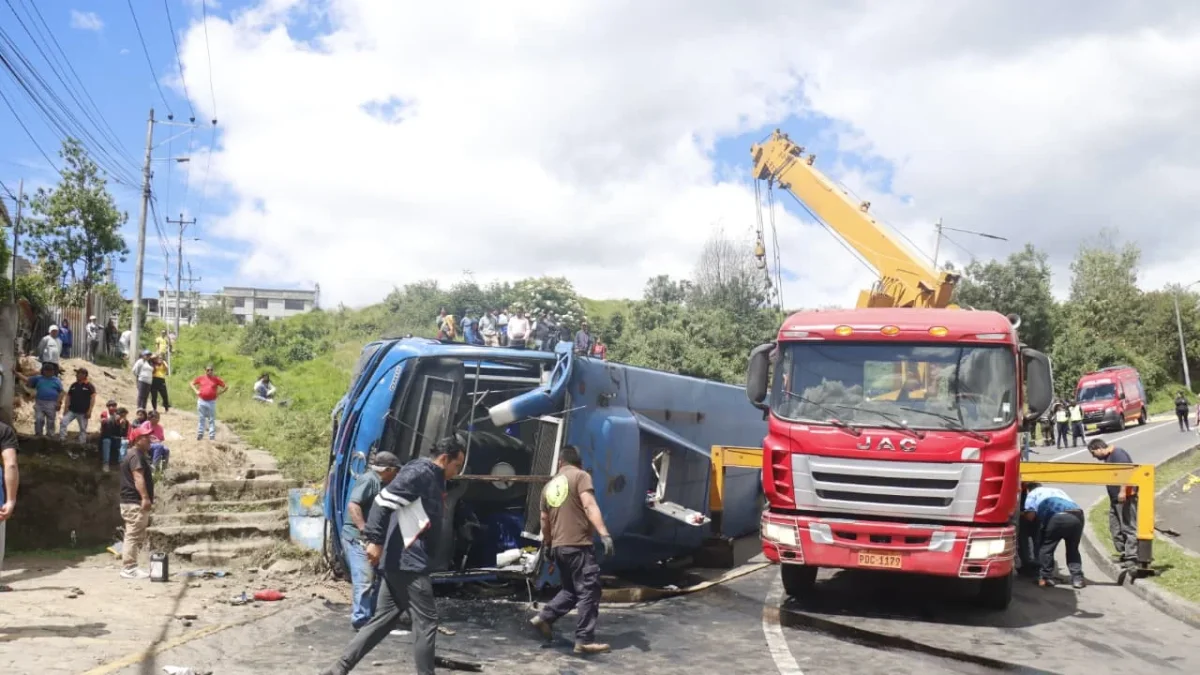 Bus de transporte urbano quedó volcado tras el siniestro registrado en Caupicho, sur de Quito.