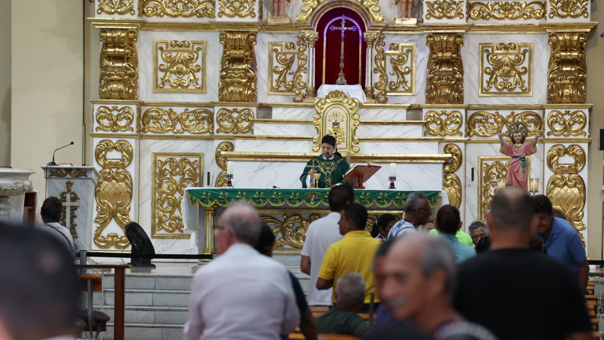 Asistencia. En las iglesias del centro, como San Francisco, a diario acuden fieles católicos para participar de las misas. Esta parroquia es administrada por la Orden Franciscana.