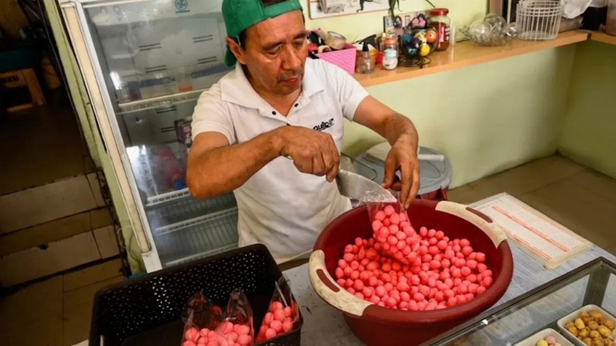 Luis Banda es el heredero de un negocio con más de cien años de sabor: Colaciones Cruz Verde, en Quito.