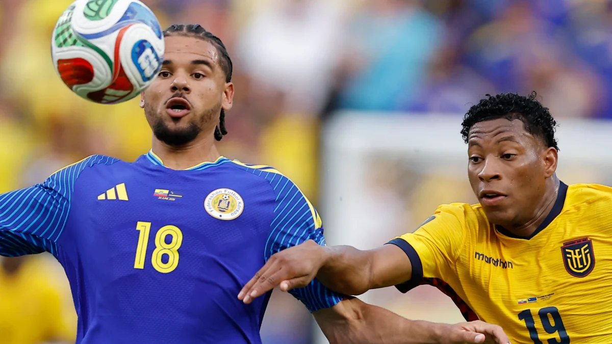 Ecuador vs. Curazao: Gonzalo Plata (der.) en la disputa del balón, en juego del Mundial 2026.
